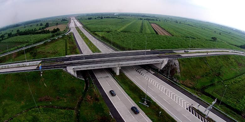 Suasana di ruas jalan tol Mojokerto - Krian, Jawa Timur, difoto dari udara, Selasa (28/6/2016). Ruas jalan tol ini sudah beroperasi dan bisa digunakan sebagai jalur mudik Lebaran 2016.