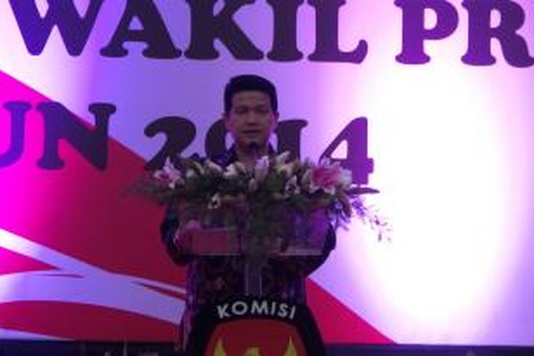 Ketua Komisi Pemilihan Umum (KPU) Husni Kamil Manik menyampaikan pidato jelang pemilu di Gedung KPU, Jakarta Pusat, Selasa (8/7/2014).