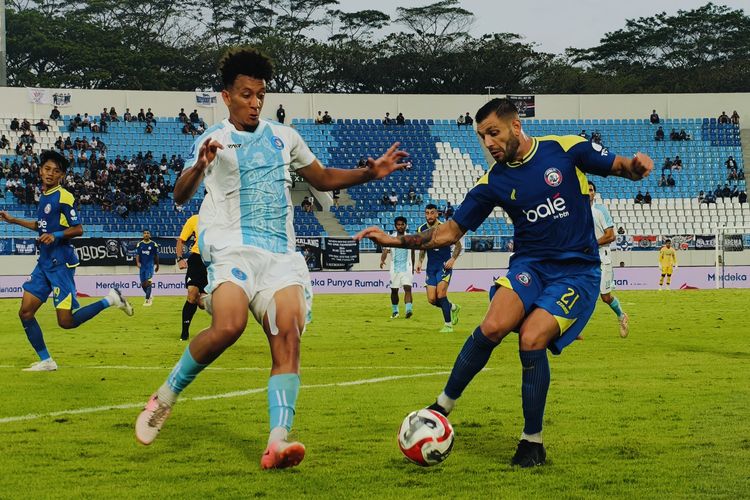 Pemain asing Arema FC Ian Lucas Puleio Araya dijaga ketat pemain PSBS Biak saat laga pekan ke-1 Super League 2025-2026 yang berakhir dengan skor 4-1 di Stadion Kanjuruhan Kepanjen, Kabupaten Malang, Senin (11/8/2925) sore.