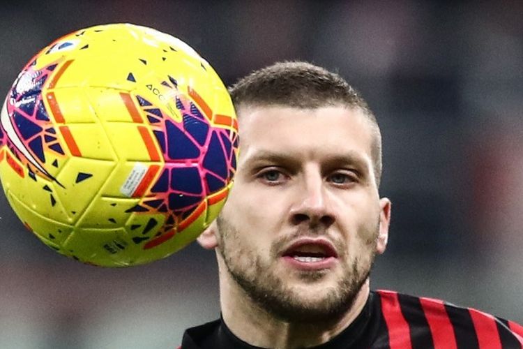 Pemain depan AC Milan asal Kroasia, Ante Rebic, mengincar bola saat pertandingan leg pertama semifinal Piala Italia (Coppa Italia) AC Milan vs Juventus Turin pada 13 Februari 2020 di stadion San Siro di Milan.