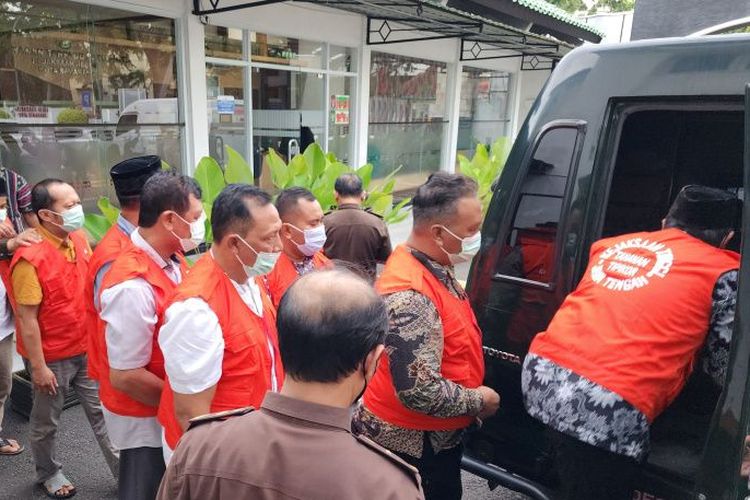 Delapan kades di Demak penyuap dosen UIN Semarang memasuki mobil tahanan usai ditahan Kejari Semarang.