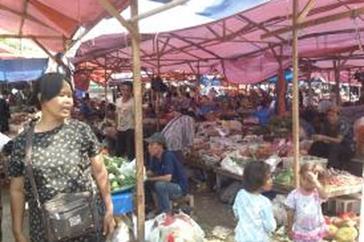 Lokasi binaan Pasar Minggu penuh pedagang. Pedagang yang belum kembali berdagang belum mendapat lahan berdagang.Lahan yang penuh ini, baru dipenuhi 50 persen pedagang, sedangkan 50 persen lagi belum masuk, Jakarta, Selasa (13/8/2013).