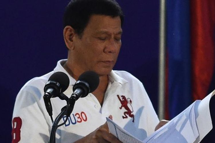Presiden Filipina Rodrigo Duterte membaca daftar tersangka pengedar narkotika saat menberikan pengarahan kepada pasukan khusus Filipina di kamp San Miguel, provinsi Bulacan, sebelah utara Manila.
