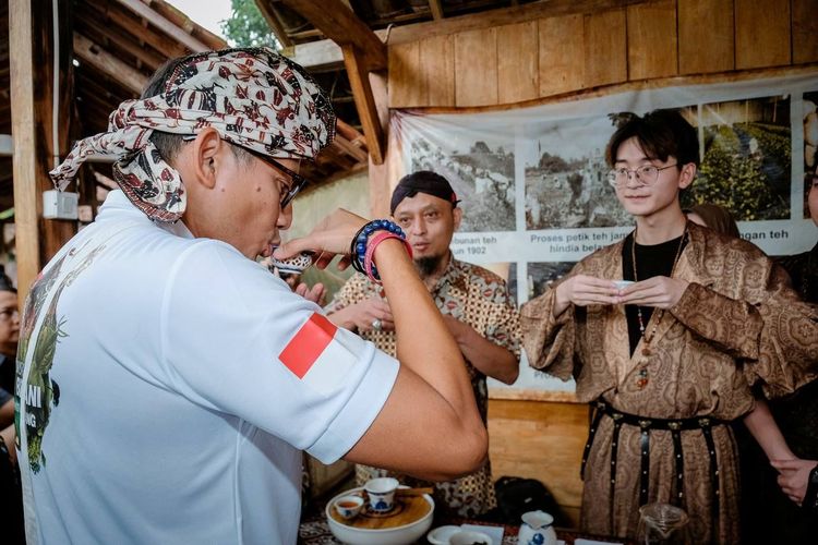 Menprekraf Sandiaga Uno menyicipi teh Desa Wisata Besani di Kecamatan Blado, Batang, Jawa Tengah yang sudah mendunia, Sabtu (10/6/2023). Desa wisata yang memiliki tagline Gerbang Akulturasi Jawa-China ini berhasil masuk ke dalam 75 besar desa wisata terbaik di ajang Anugerah Desa Wisata Indonesia (ADWI) 2023.