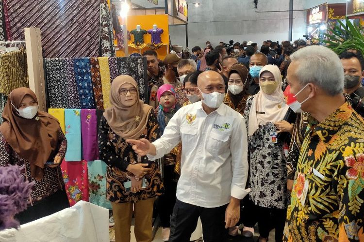 Menkop UKM Teten Masduki bersama Gubernur Jateng Ganjar Pranowo saat meninjau stand produk UMKM usai peresmian sentra batik di Rest Area KM 206B Banjaratma, Brebes, Jawa Tengah, Jumat (15/7/2022).