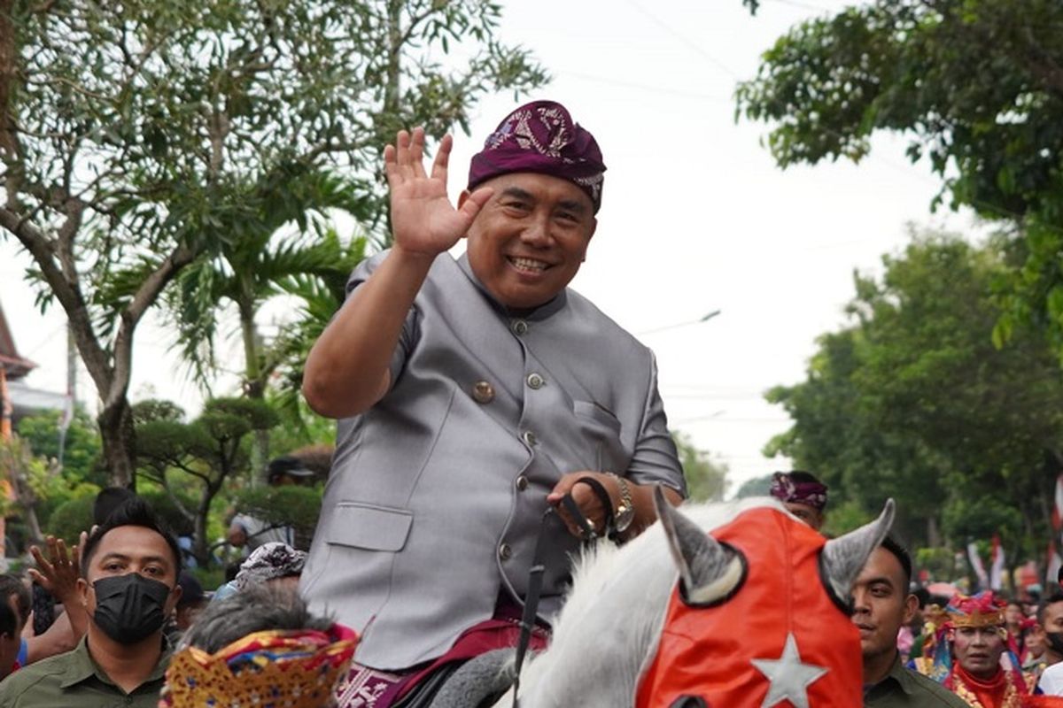 Bupati Jembrana I Nengah Tamba ikut memeriahkan peringatan HUT ke-127 Kota Negara yang diisi dengan pawai budaya di Simpang Wibisana, Kabupaten Jembrana, Bali, Kamis (18/8/2022). 