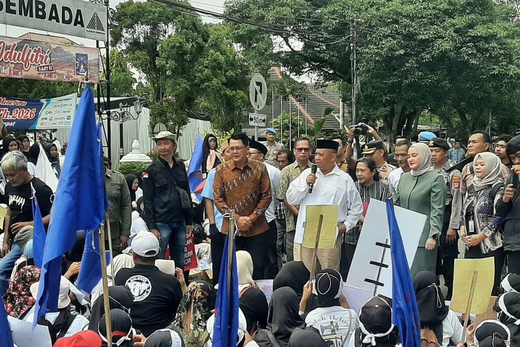 Pekerja Pabrik Garmen Demo di Kantor Bupati Sleman, Tolak Pesangon Rendah