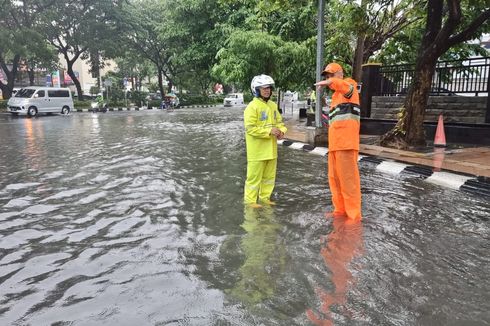 Kenakan Jas Hujan Oranye, Gubernur Ganjar Tinjau Kondisi Banjir di Kota Semarang 