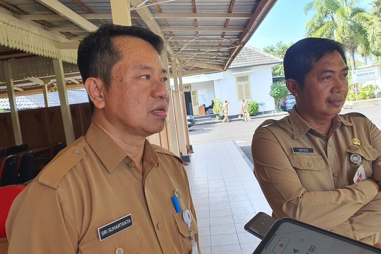 Sekda Kabupaten Gunungkidul Sri Suhartanta dan PLT Kepala BKAD Saptoyo seusai rapat dengan Pimpinan DPRD Gunungkidul di Bangsal Sewokoprojo, Wonosari. Selasa (13/6/2023)