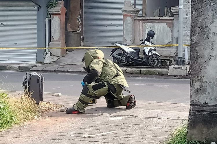 Anggota penjinak bom (jibom) Polda Bali saat memeriksa isi koper yang dicurigai bom di depan Pintu masuk Puri Penarungan, Banjar Dauh Peken, Desa Penarungan, Kecamatan Mengwi, Kabupaten Badung, Bali, yang sempat dicurigai bom, pada Selasa (9/7/2024). /Humas Polres Badung