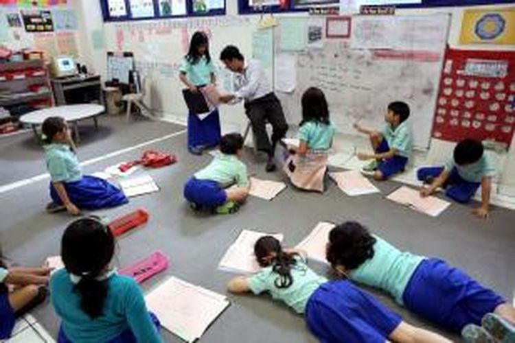 Siswa kelas II-III Sekolah Highscope Jakarta mengerjakan tugas yang diberikan guru di kelas, Senin (16/2). Sekolah dengan kompetensi guru dan pendidikan yang bermutu menjadi salah satu pilihan orangtua siswa.