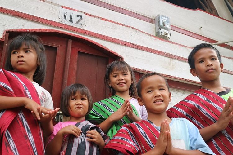 Anak-anak di Desa Papande salah satu penghasil ulos terbaik di tanah Batak