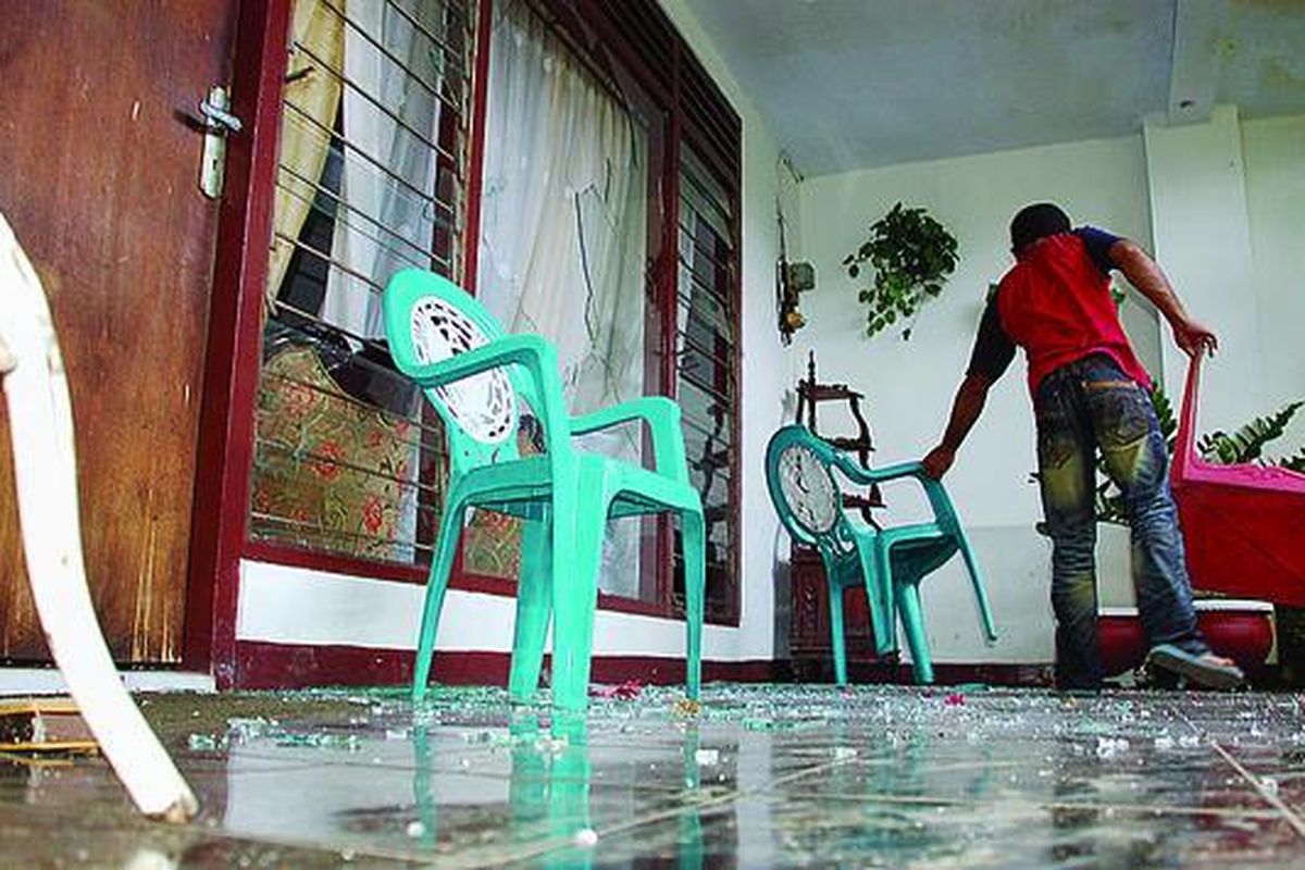 Warga Jalan Nuku, Ternate, Maluku Utara, membersihkan rumah yang dirusak massa pendukung Abdul Gafur-Abdul Rahim Fabanyo saat bentrok dengan polisi di jalan itu, Rabu (18/6). Pendukung Gafur marah karena dilarang berunjuk rasa di Kantor Gubernur Maluku Utara, untuk menuntut pembongkaran tenda pelantikan gubernur yang disiapkan di Kantor Gubernur Maluku Utara.  