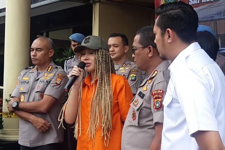 Lucinta Luna saat konferensi pers di Polres Metro Jakbar, Kamis (13/2/2020)