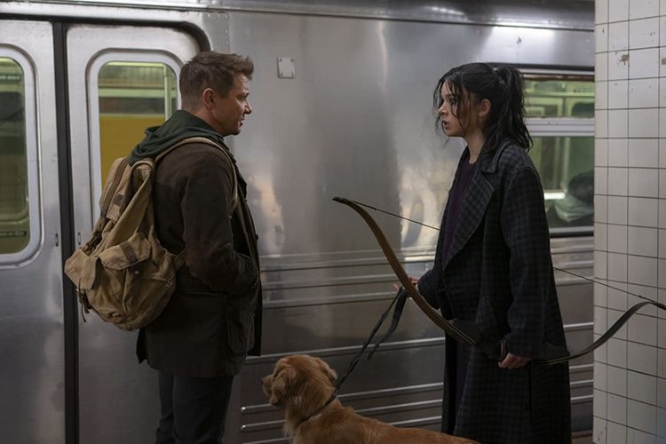 Aktor Jeremy Renner (kiri) sebagai Clint Barton atau Hawkeye bersama Hailee Steinfeld sebagai Kate Bishop dalam serial Hawkeye yang akan ditayangkan di Disney+.