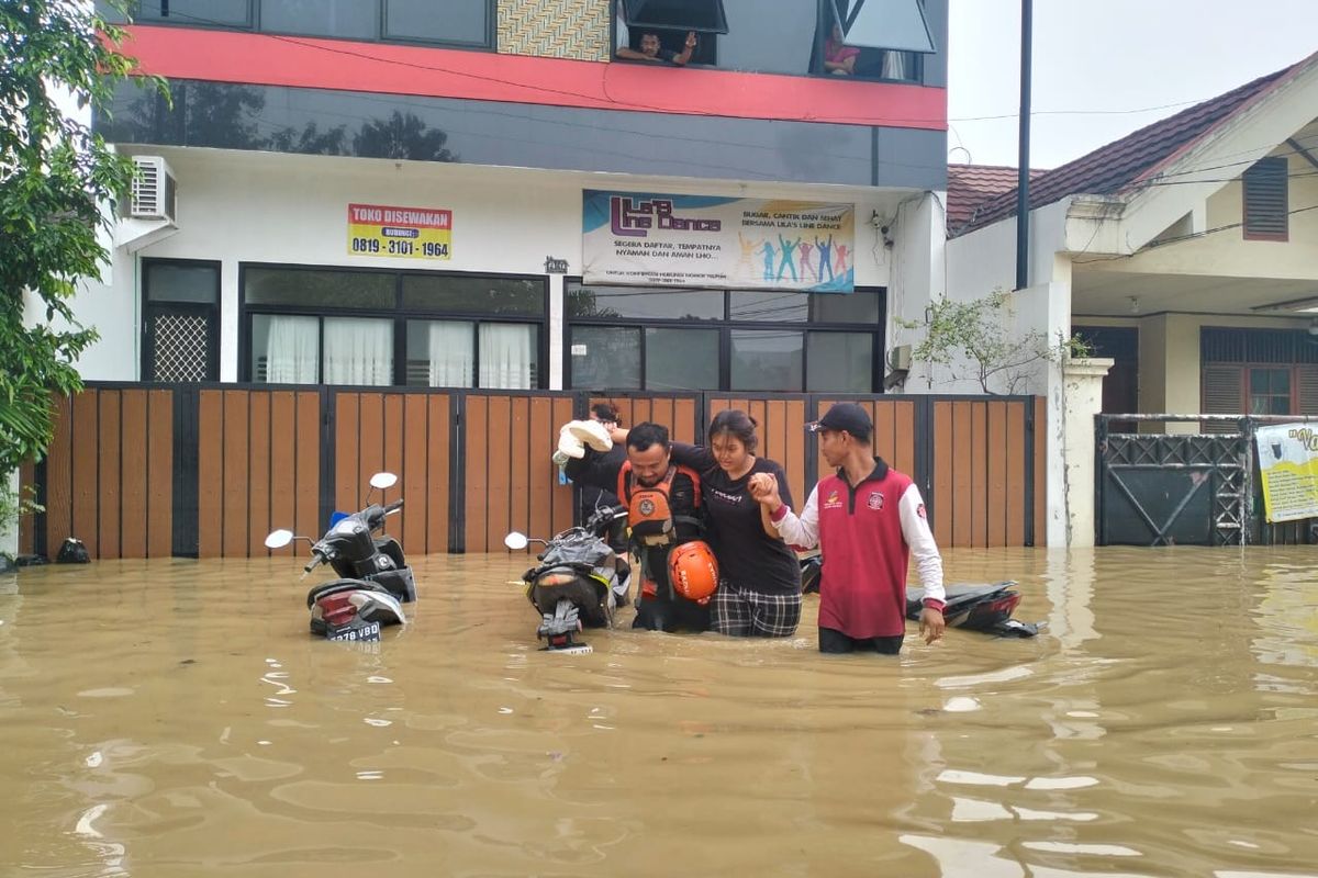 Penyaluran bantuan Kemensos untuk korban banjir