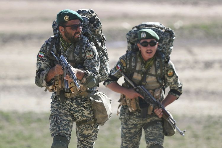 Foto tak bertanggal yang dirilis oleh situs web Angkatan Darat Iran pada 1 Oktober 2021, memperlihatkan tentara menggunakan peralatan perang berlatih di dekat perbatasan Iran dengan Azerbaijan. Latihan militer Iran ini digelar mulai Jumat (1/10/2021) dan membuat Azerbaijan sebagai negara tetangga terusik.