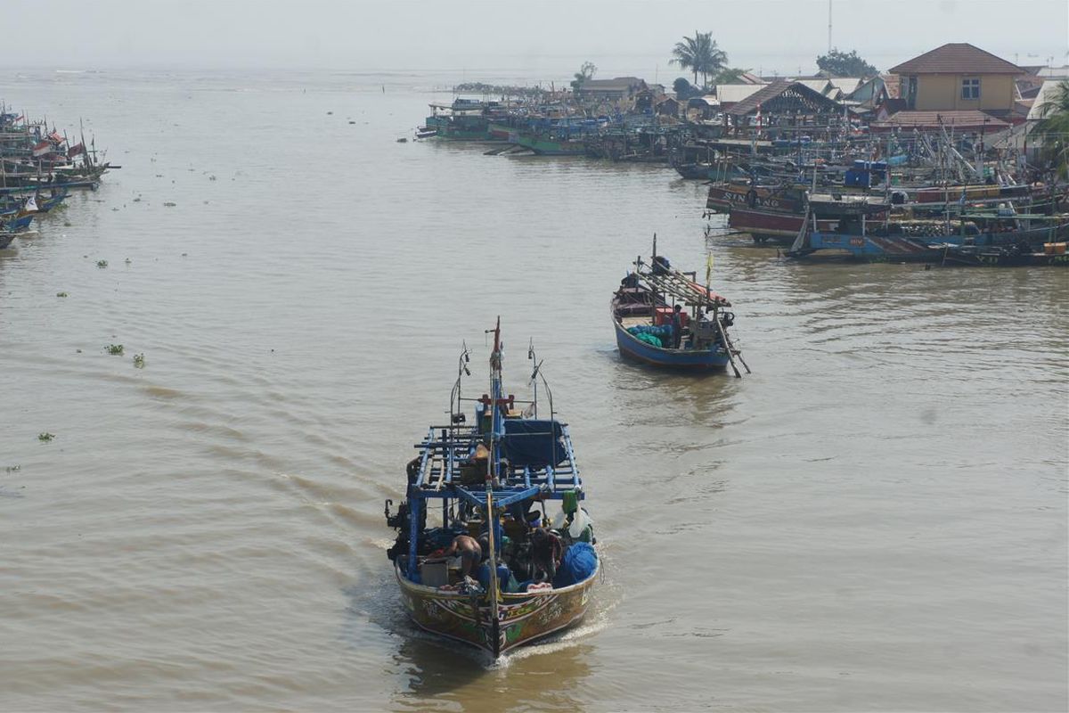 Nelayan di Desa Ciparagejaya, Kecamatan Tempuran, Kabupaten Karawang pulang melaut, Rabu (24/07/2019). Kebocoran minyak pada anjungan lepas pantai YYA-1 di area PHE ONWJ berdampak pada  turunnya hasil tangkapan nelayan.