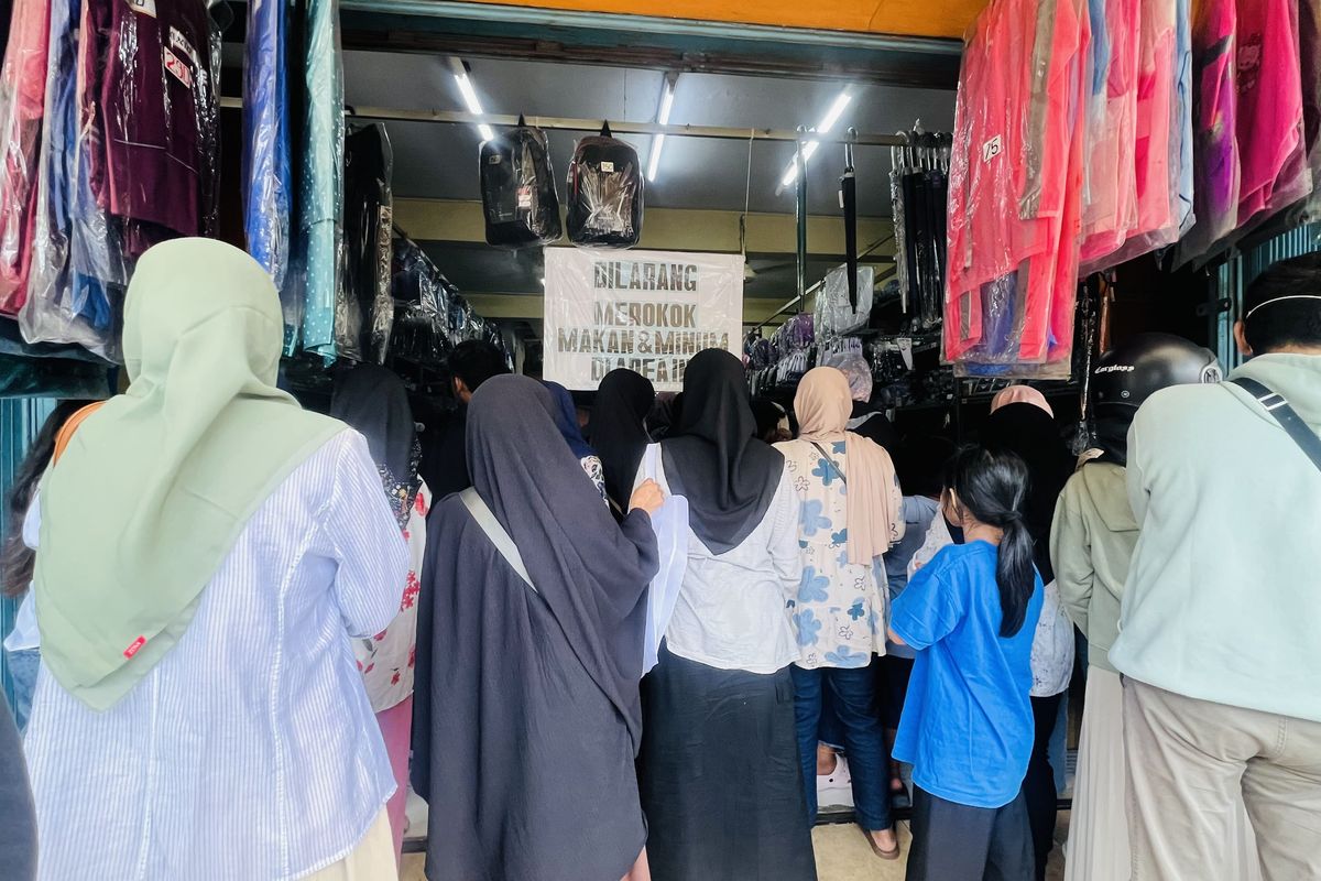 Toko yang menjual seragam dan perlengkapan sekolah di Jalan Pengadilan, Kota Bogor, Jawa Barat, diserbu masyarakat menjelang tahun ajaran baru pada Minggu (13/7/2025).