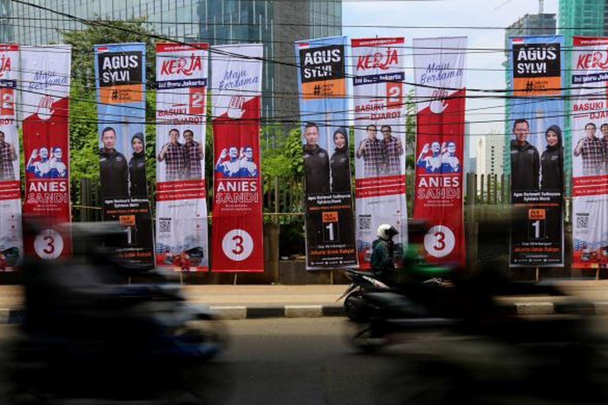 Pengendara sepeda motor melaju di samping baliho bergambar tiga pasangan calon Gubernur dan Wakil Gubernur DKI Jakarta di Jalan Kuningan, Jakarta, Rabu (23/11/2016). KPU DKI Jakarta menyediakan alat peraga kampanye untuk setiap pasangan calon dengan jumlah yang sama, namun apabila masih dirasa kurang mencukupi, masing-masing pasangan calon dibebaskan menambah alat peraga maksimal sebanyak 150 persen dari yang diadakan KPU.