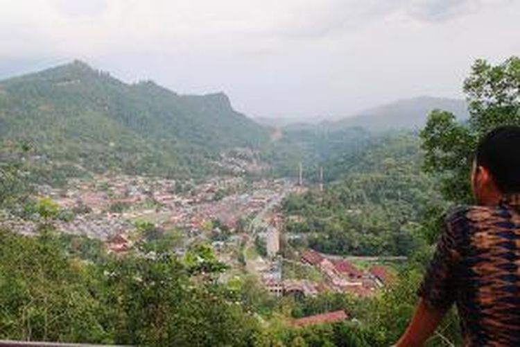 Lanskap Kota Sawahlunto, Sumatera Barat, dilihat dari kawasan Puncak Cemara, Sawahlunto, Kamis (28/5/2015). Kota yang terletak sekitar 90 kilometer dari Padang (ibu kota Sumatera Barat) ini terus menggenjot sektor pariwisata. Kota Sawahlunto menawarkan destinasi berupa kota tua yang berisi bangunan dan fasilitas sisa kegiatan pertambangan batubara yang berjaya sejak 1888 hingga akhir abad ke-20.