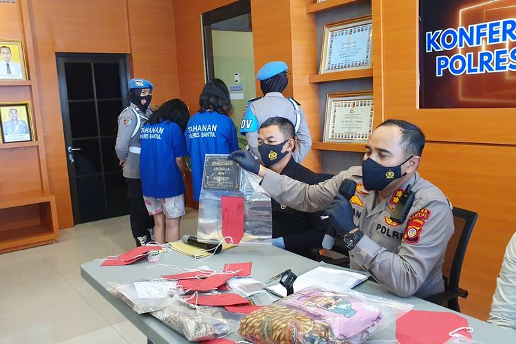 Kapolres Bantul AKBP Ihsan menunjukkan Nisan kuburan Misterius di Bantul