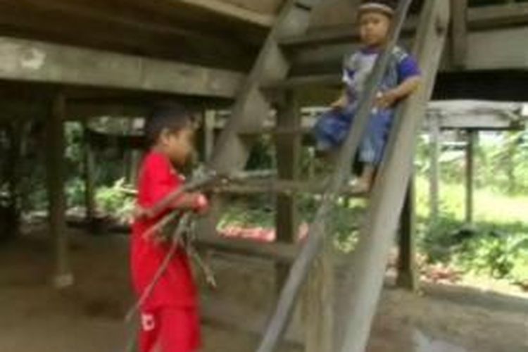 Ali ( berkaos merah) terpaksa jadi tulang punggung keluarga setelah ayahnya meninggal dunia beberapa tahun lalu. Ali setiap hari mengurus ibunya yang buta kakaknya yang menderita keterbelakangan mental dan asiknya yang masih kecil.