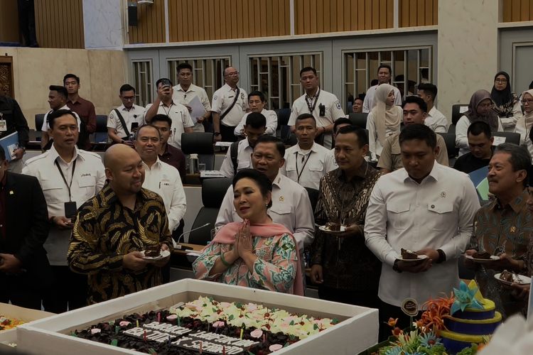 Saat Titiek Soeharto Dapat Surprise Ultah dari Didiet Prabowo di DPR, Ikut Dirayakan Para Menteri