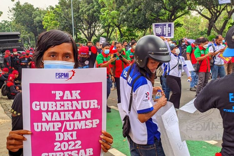 UMP DKI Rp 4,67 juta batal naik berdasarkan outusan Pengadilan Tata Usaha Negara (PTUN) dengan Nomor Putusan 11/G/2022/PTUN.JKT hingga menuai protes buruh yang ancam mogok kerja. Gubernur DKI Jakarta Anies Baswedan sendiri sudah ajukan banding untuk keputusan PTUN tersebut.  