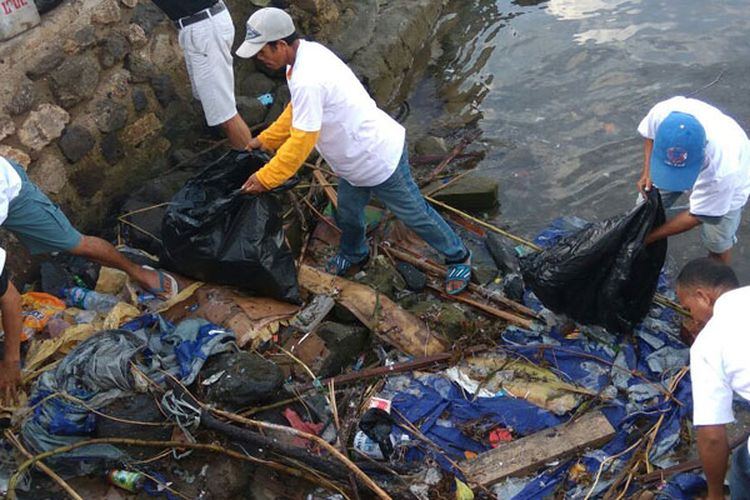 Sampah di Labuan Bajo, Kabupaten Manggarai Barat, Nusa Tenggara Timur, Rabu (28/3/2018). 