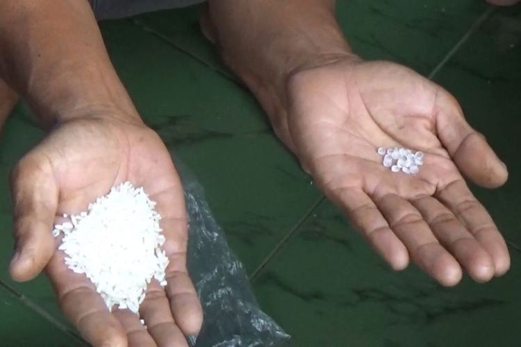 KPM di Kabupaten Cianjur, Jawa Barat, menemukan 10-20 butir plastik dalam sekarung beras ukuran 10 kilogram bantuan pemerintah.