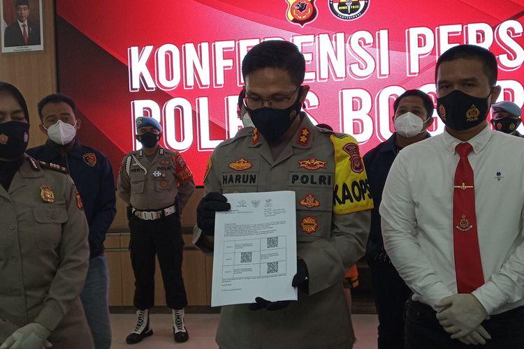 Satuan Reserse Kriminal Polres Bogor, Jawa Barat, menangkap seorang perangkat desa bernama Lukman Hakim karena menilap Dana Bantuan Sosial Tunai (BST) Kemensos di Desa Cipinang, Kecamatan Rumpin, Kabupaten Bogor, Senin (15/2/2021).