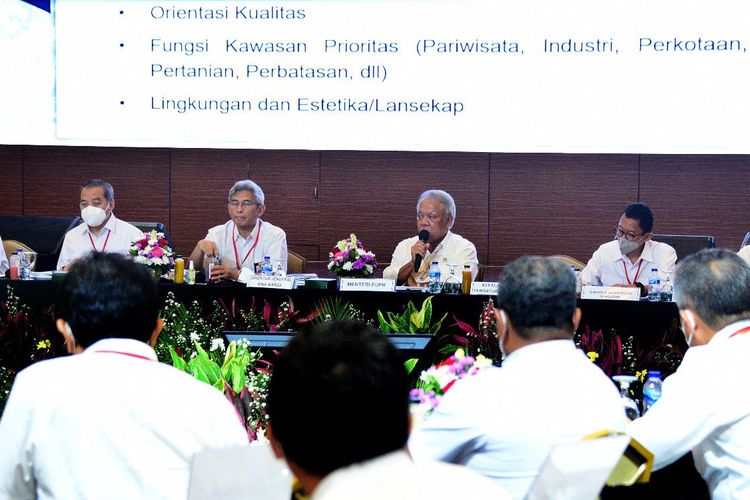 Menteri PUPR Basuki Hadimuljono saat menghadiri Rapat Kerja (Raker) Percepatan Pelaksanaan Program TA 2022 serta Penyiapan Pelaksanaan Program TA 2023 Ditjen Bina Marga, Kamis (04/08/2022).
