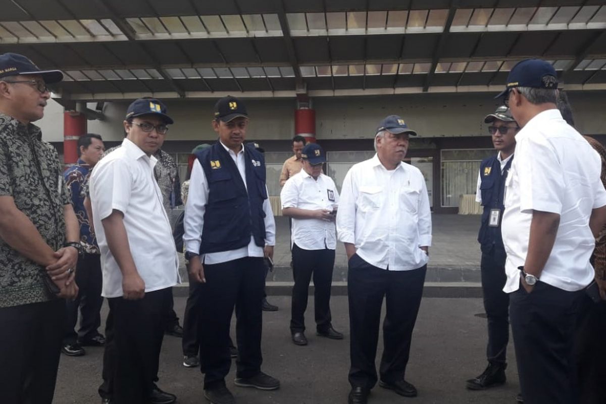 Menteri PUPR Basuki Hadimuljono meninjau persiapan Jakabaring Sport City Center untuk perhelatan Asian Games XVIII, Jumat (13/7/2018).