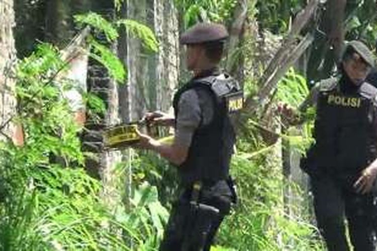 Polisi memasang garis polisi di peternakan ayam milik W di Tulung, Klaten, Jawa Tengah. 