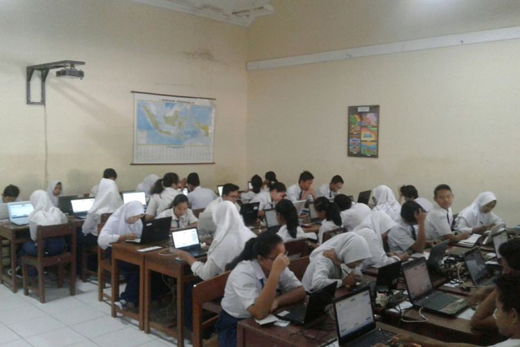 Siswa SMPN 10 Solo, Jawa Tengah, mengikuti UNBK, Selasa (24/4/2018).