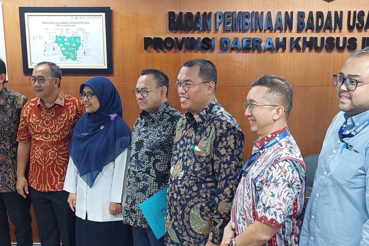 Eks Direktur Utama PT Transportasi Jakarta M Yana (tiga dari kiri) saat ditemui di Blok H Balai Kota DKI Jakarta, Gambir, Jakarta Pusat, Rabu (11/1/2023).