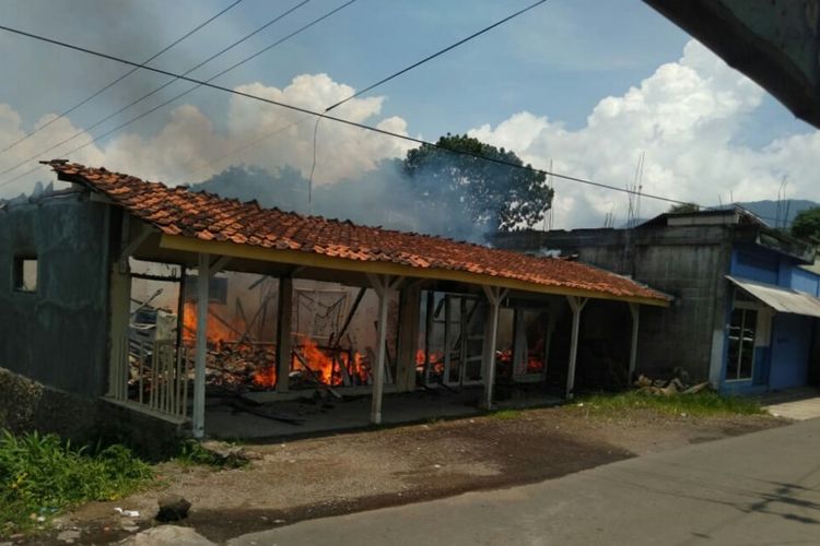 Bangunan kios sentra peuyeum di Kecamatan Jamanis, Kabupaten Tasikmalaya, mengalami kebakaran, Kamis (16/1/2020).
