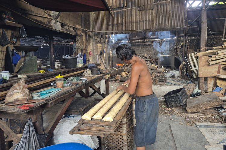 Terimpit Harga Kedelai dan Plastik, Perajin Tempe di Jakut Kecilkan Ukuran demi Bertahan