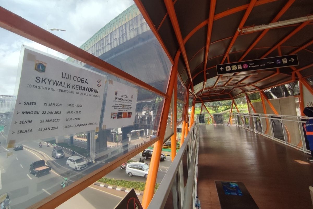 Skywalk yang berintegrasi dengan halte transjakarta dengan Stasiun Kereta Kebayoran Lama telah dibuka untuk diuji coba sejak Sabtu (21/1/2023). 