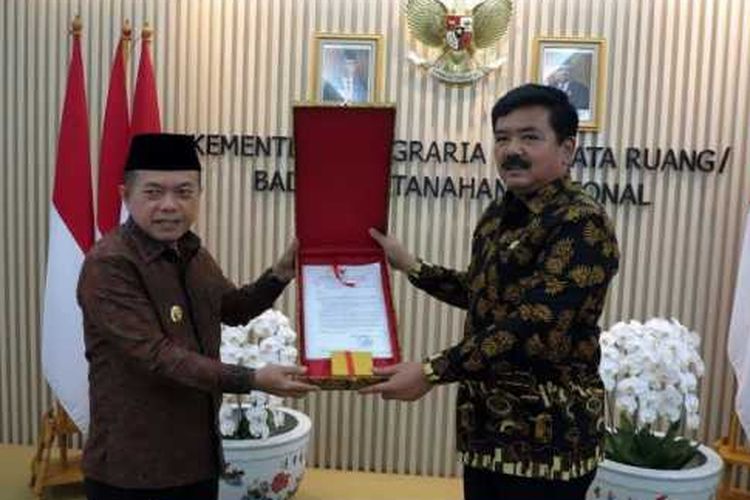 Menteri ATR/Kepala BPN Hadi Tjahjanto telah menyerahkan dokumen Persetujuan Substansi (Persub) untuk RTRW Provinsi Jambi secara langsung kepada Gubernur Jambi, Al Haris, di Jakarta, pada Senin (20/03/2023) lalu.