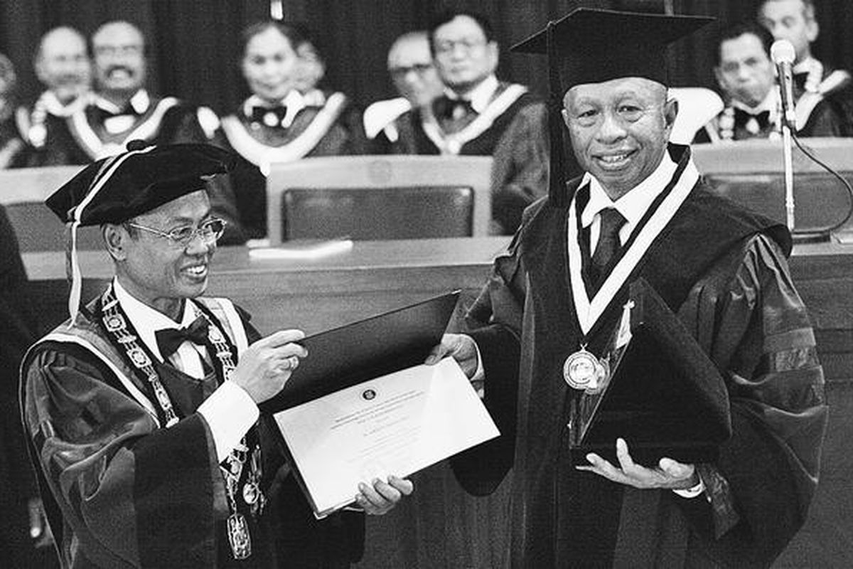 Rektor Institut Teknologi Bandung (ITB) Prof Dr Ir Djoko Santoso (kiri) menyerahkan piagam gelar doktor honoris causa kepada Arifin Panigoro di Aula Barat ITB, Bandung, Sabtu (23/1). Arifin Panigoro menyampaikan pidato ilmiah Kuasai Teknologi, Bangun Ekonomi, Tegakkan Martabat Bangsa.