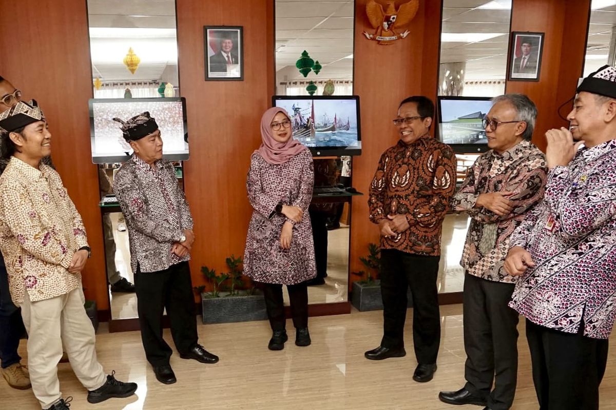 Bupati Banyuwangi Ipuk Fiestiandani saat pertemuan dengan ISI Surakarta membahas kelas perkuliahan di Banyuwangi, Jumat (11/4/2025).