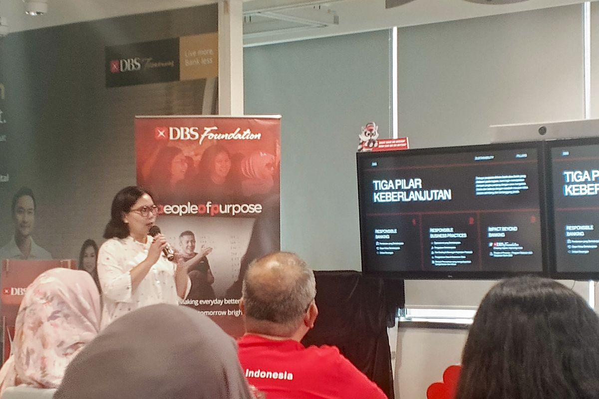 Head of Group Strategic Marketing & Communications PT Bank DBS Indonesia, Mona Monika dalam acara peluncuran dua program pemberdayaan kelompok marginal di Jakarta pada Rabu (15/10/2025).