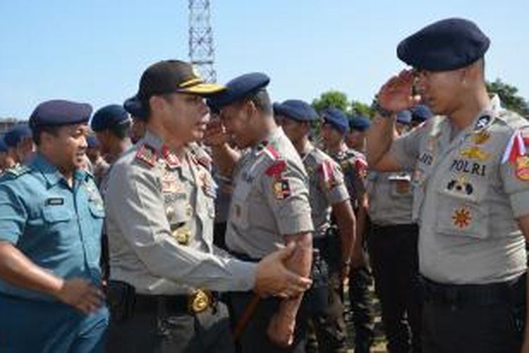 Kapolda Maluku Utara Brigjen Pol Zulkarnain menerima 400 personil BKO Brimob Mabes Polri, Sabtu (5/12/2015)