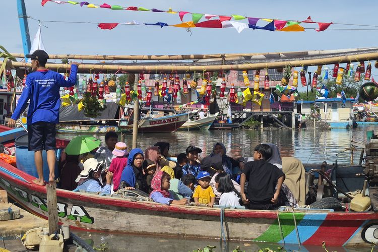Melestarikan Nadran, Tradisi Syukur Laut yang Dihantui Dilema Sampah