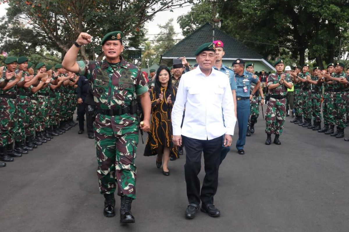 Menteri Pertahanan (Menhan) RI Jenderal TNI (Purn) Ryamizard Ryacudu (memakai kemeja putih) saat melakukan kunjungan kerja ke Divisi Infanteri (Divif) 2 Kostrad, Singosari, Malang, Jawa Timur, Jumat (23/8/2019). 