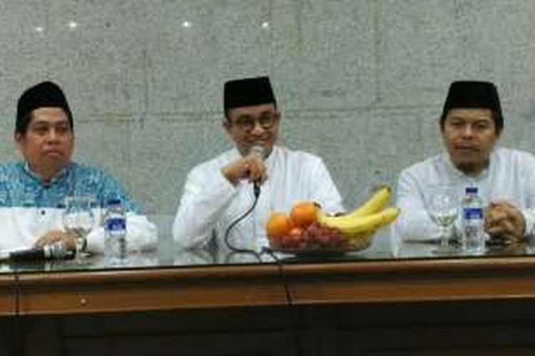 Bakal calon gubernur DKI Jakarta Anies Baswedan (tengah) di Masjid Sunda Kelapa, Menteng, Jakarta Pusat, Sabtu (1/10/2016) malam.