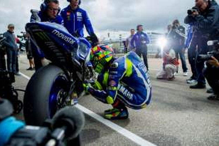 Pebalap Movistar Yamaha asal Italia, Valentino Rossi, melakukan persiapan di pit sebelum turun pada sesi latihan bebas kedua GP Jerman di Sachsenring, Jumat (15/7/2016).