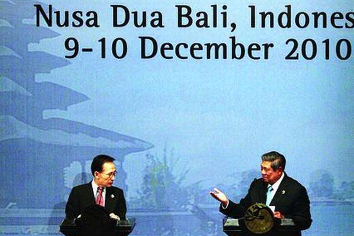 Presiden Susilo Bambang Yudhoyono dan Presiden Korea Selatan Lee Myung-bak mengeluarkan pernyataan bersama di sela-sela Bali Democracy Forum III di Nusa Dua, Bali, Kamis (9/12). Di forum itu, kedua negara bertindak sebagai ketua bersama. Secara bilateral, kedua negara sepakat meningkatkan kerja sama di bidang ekonomi, khususnya di bidang investasi dan perdagangan.